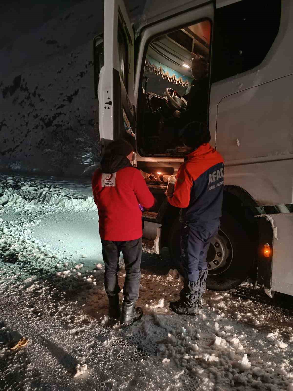 Yolda kalan s&uuml;r&uuml;c&uuml; ve yolculara kumanya dağıtıldı
