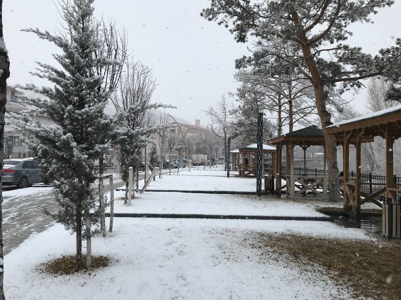 Bayburt güne kar yağışıyla uyandı
