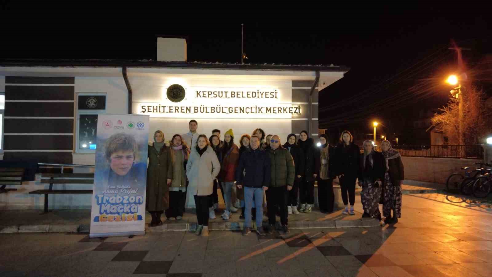 Kepsutlu öğrenciler Şehit Eren Bülbül’ü mezarı başında andı