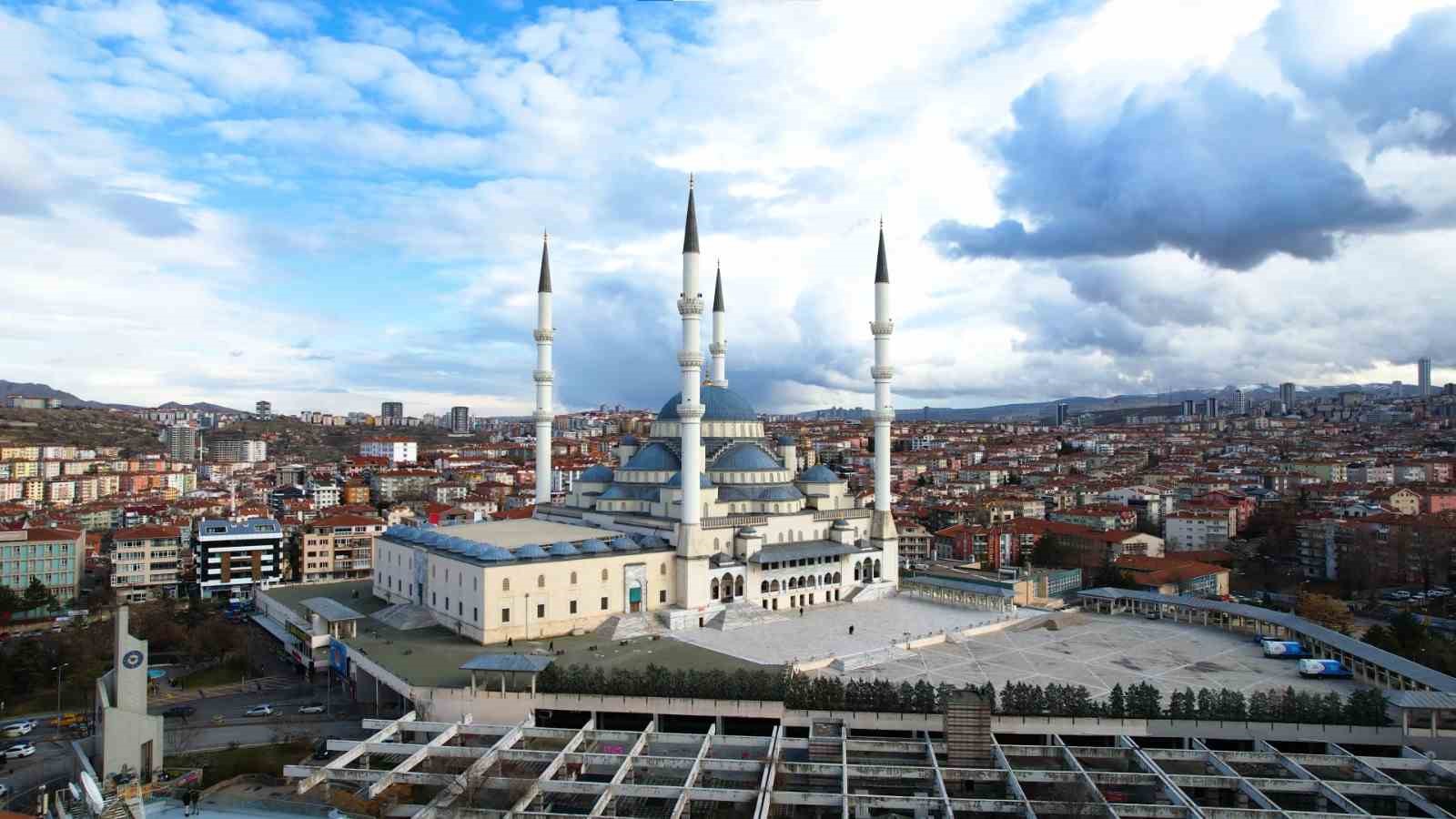 Kocatepe Camii’nin gökyüzü ile buluşması havadan görüntülendi