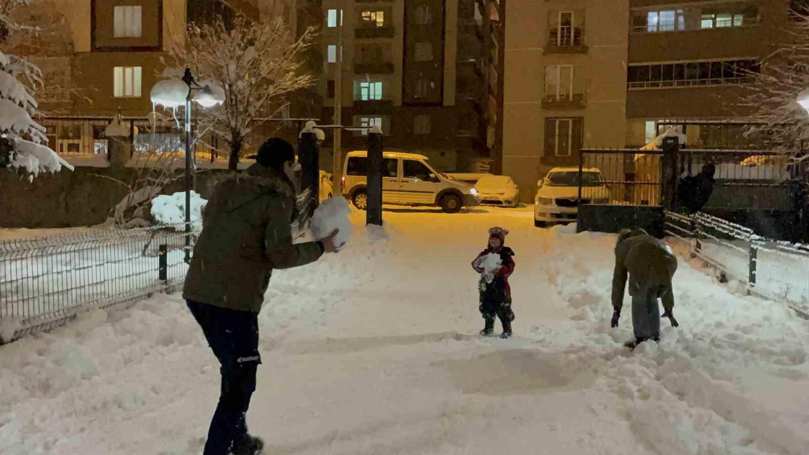 Tatvanlı &ccedil;ocukların kartopu ve kardan adam keyfi
