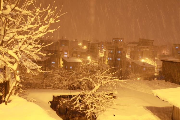 Hakkarili çocukların gece kızak keyfi