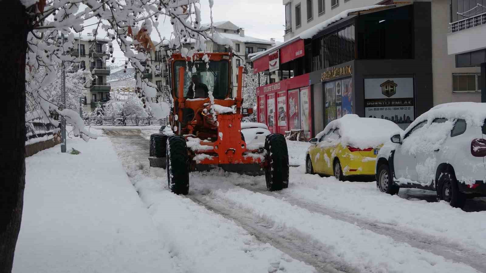 Bingöl’de kar kalınlığı yer yer 30 santimi aştı, 283 köy yolu ulaşıma kapandı