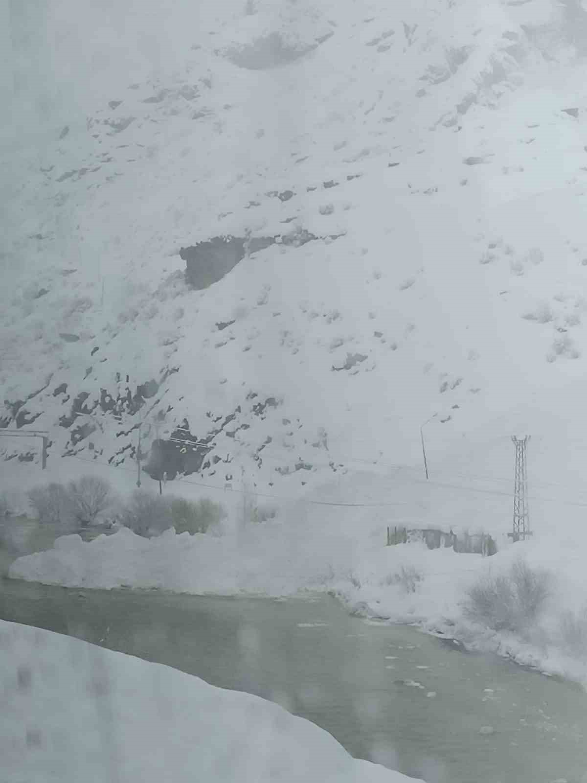 Çukurca- Şırnak Karayoluna çığ düştü
