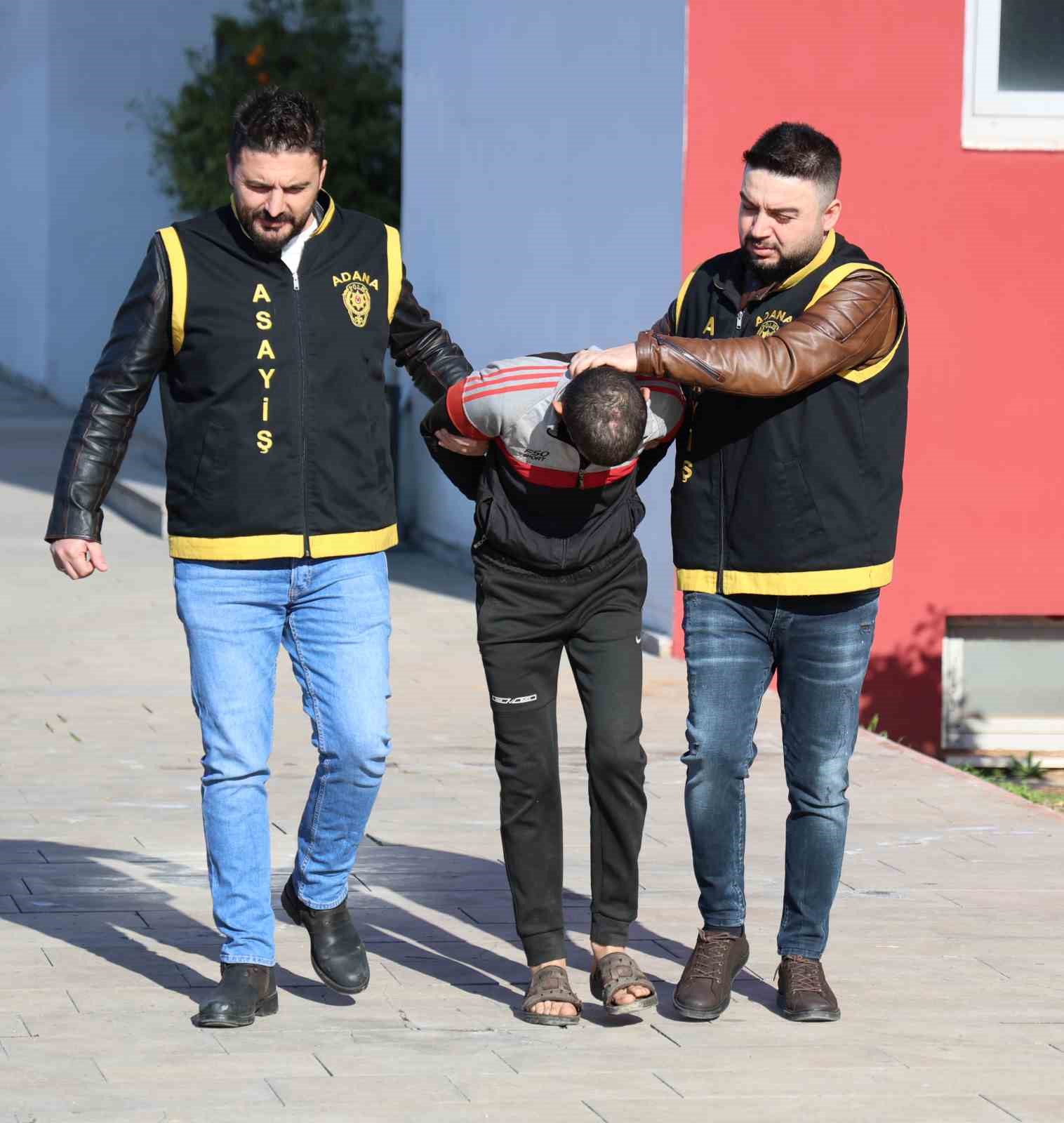 Dikkat çekmemek için çocuğuyla hırsızlığa çıktı, güvenlik kameralarına takıldı