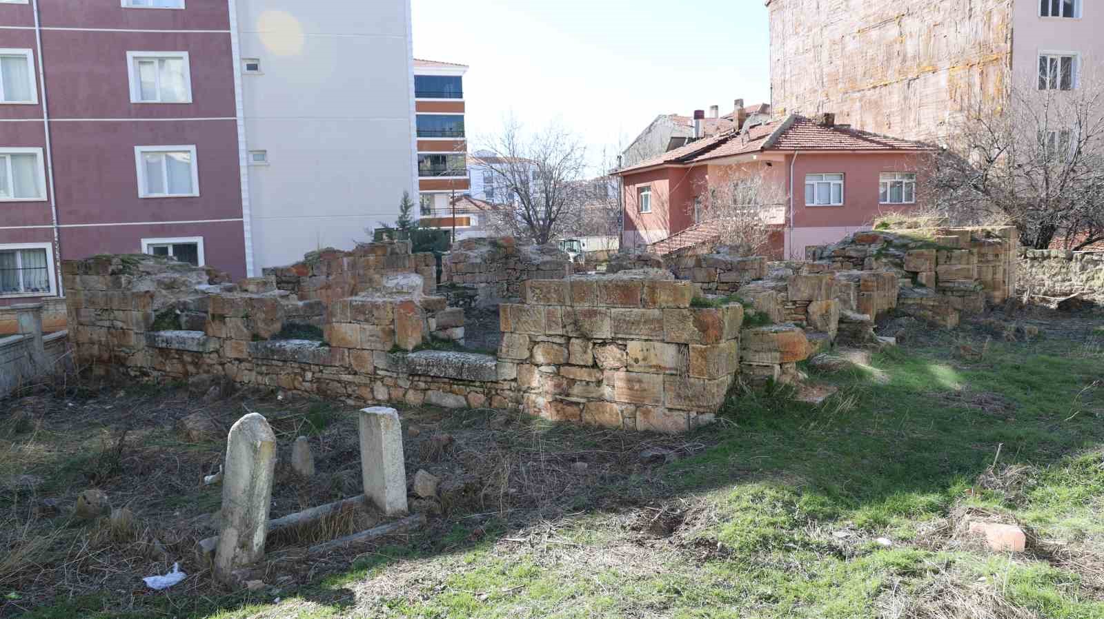 Yüzyıl önce temelleri atılan ve tamamlanamayan cami yüksek binalar arasında kaldı