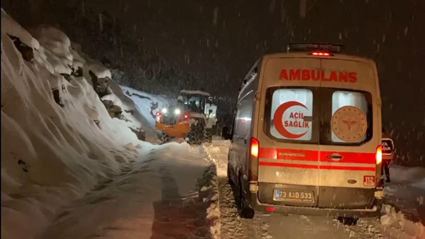 Beytüşşebap’ta karda hasta kurtarma operasyonu