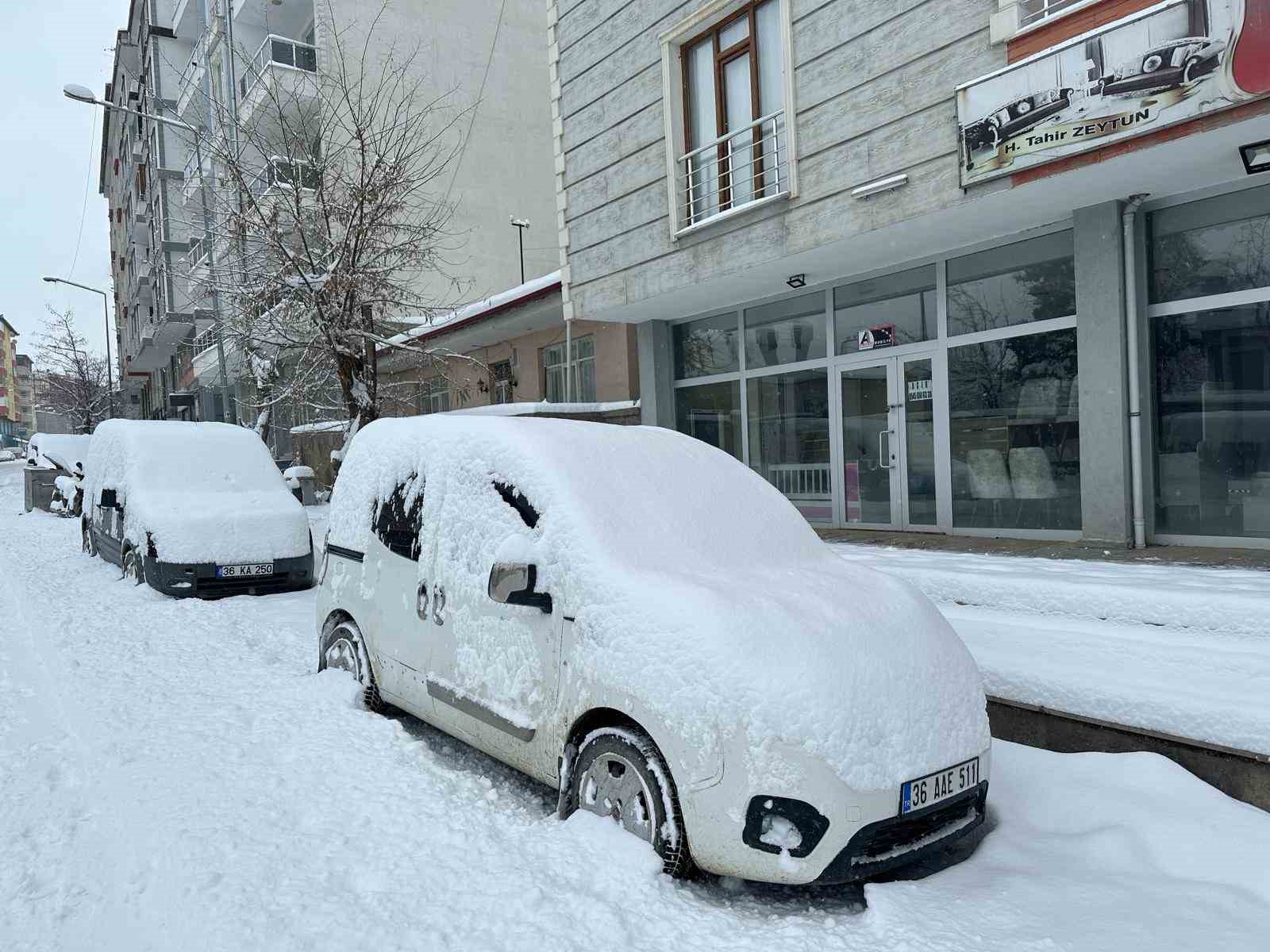 Kağızman güne karla uyandı