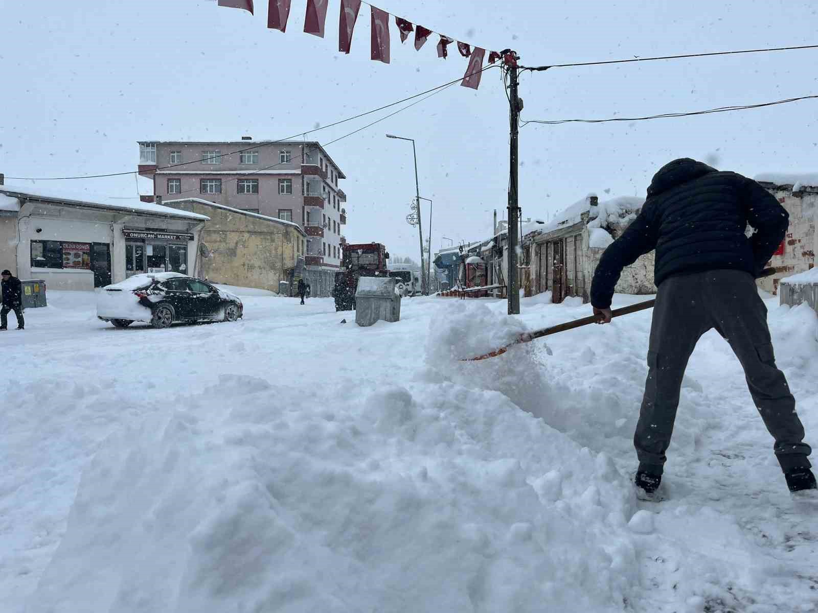 Kar yağışı yetişkinlere çile, çocuklara mutluluk oldu
