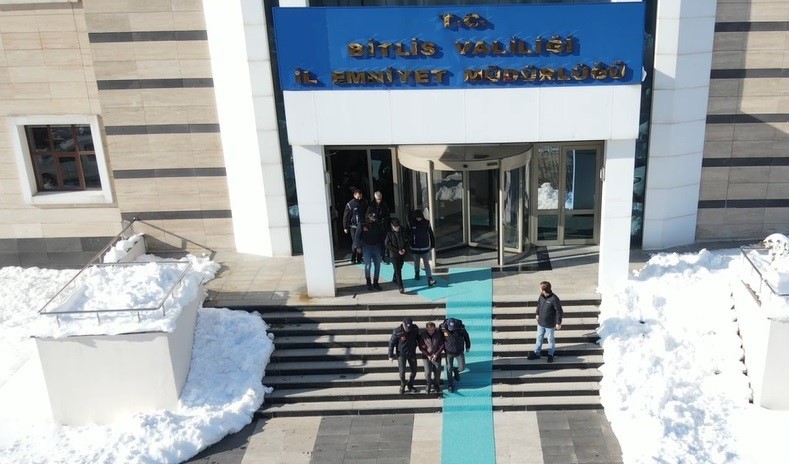 Bitlis ve Van&rsquo;da g&ouml;&ccedil;men ka&ccedil;aklarına y&ouml;nelik operasyon, 6 kişi tutuklandı
