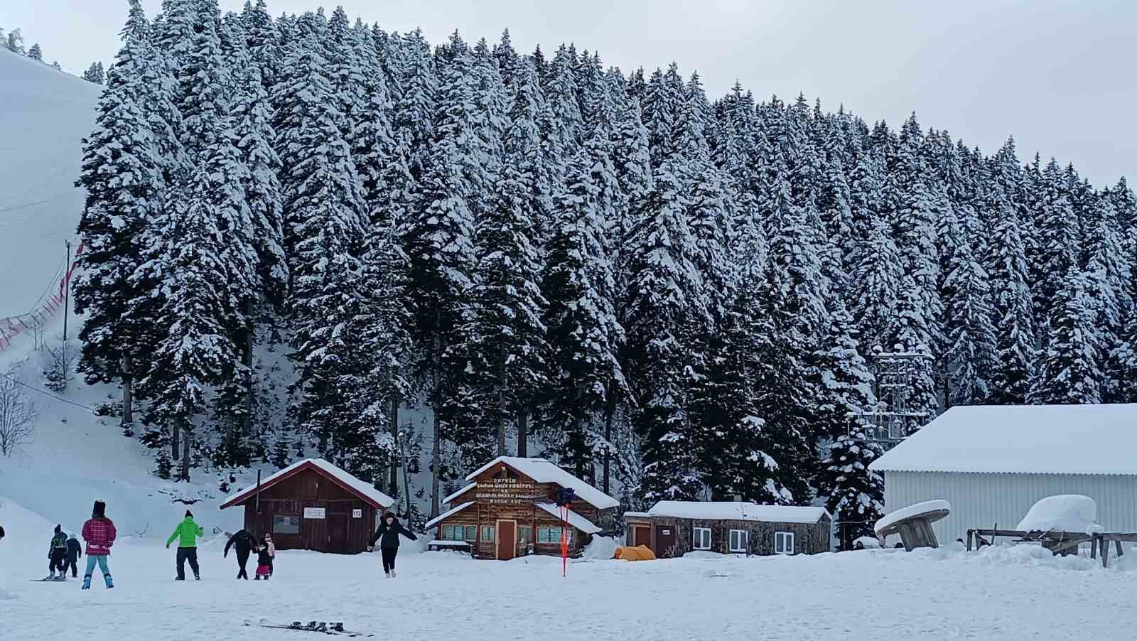 Artvin’de ara tatilde açılan kayak kurslarına ilgi yoğun