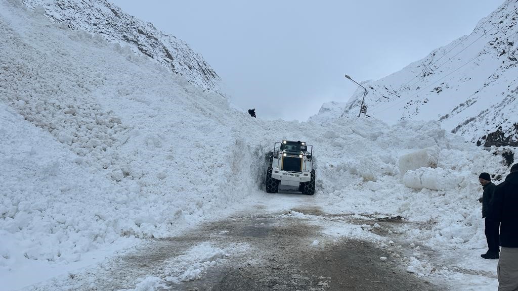 Hakkari-&Ccedil;ukurca Karayoluna d&uuml;şen &ccedil;ığ temizlendi
