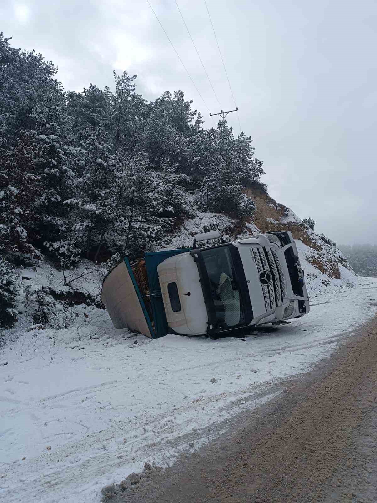 Buzlu yolda kontrolden çıkan kamyon devrildi: 1 yaralı
