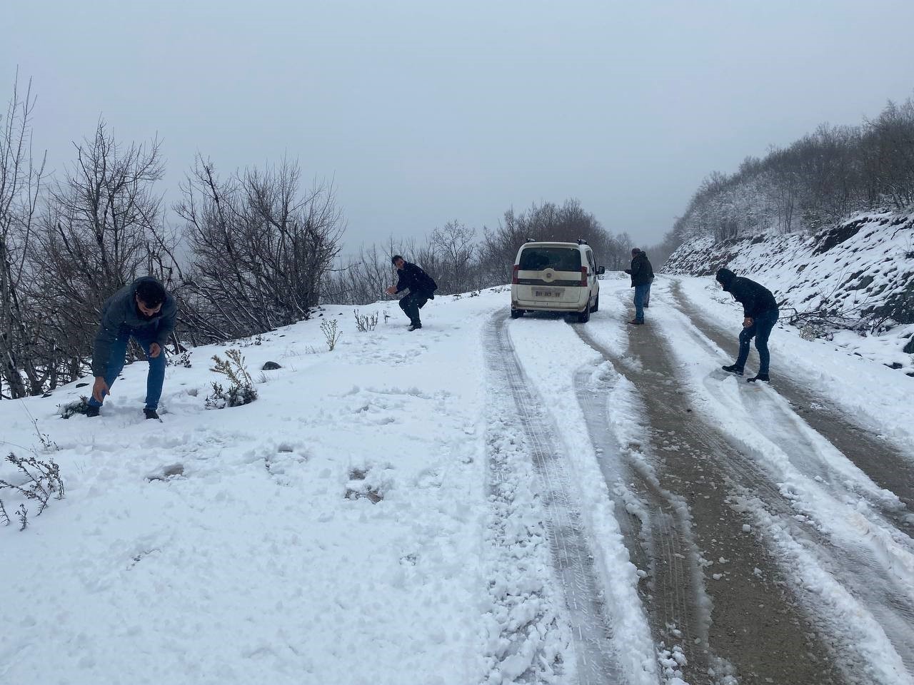 Kar yağışına hasret vatandaşlar çocuklar gibi eğlendi
