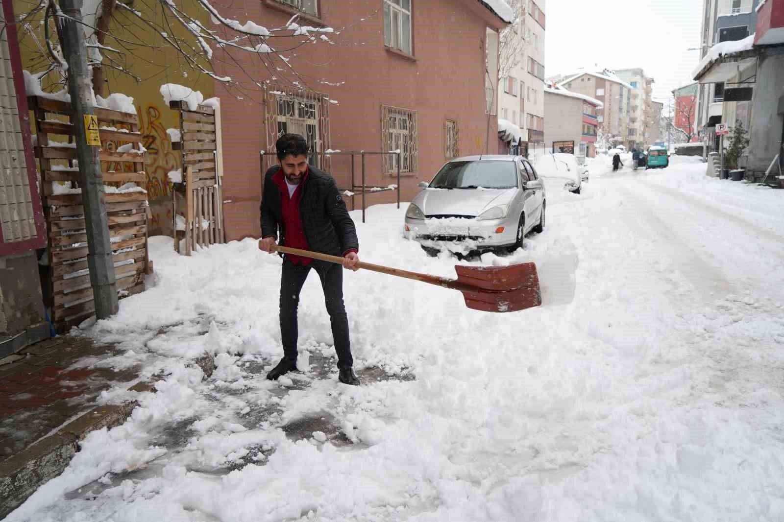 Muş’ta kar yağışı hayatı olumsuz etkiledi
