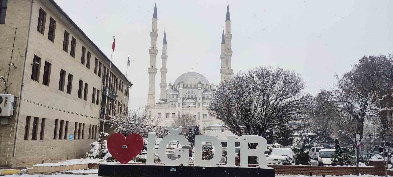 Iğdır’da kar yağışı başladı