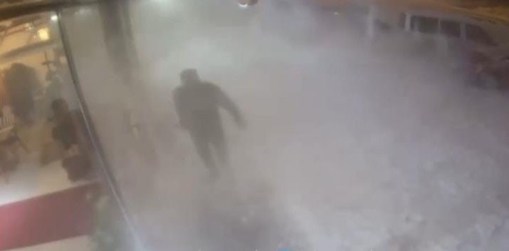 Çatıdan düşen karın altında kalmaktan son anda kurtuldu