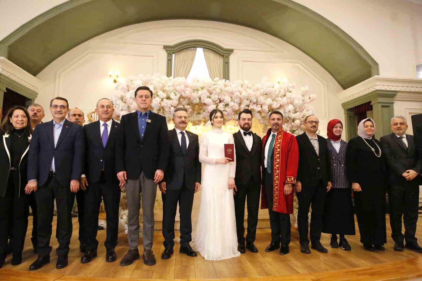 AK Partililer gençlik kolları başkanının düğününde buluştu