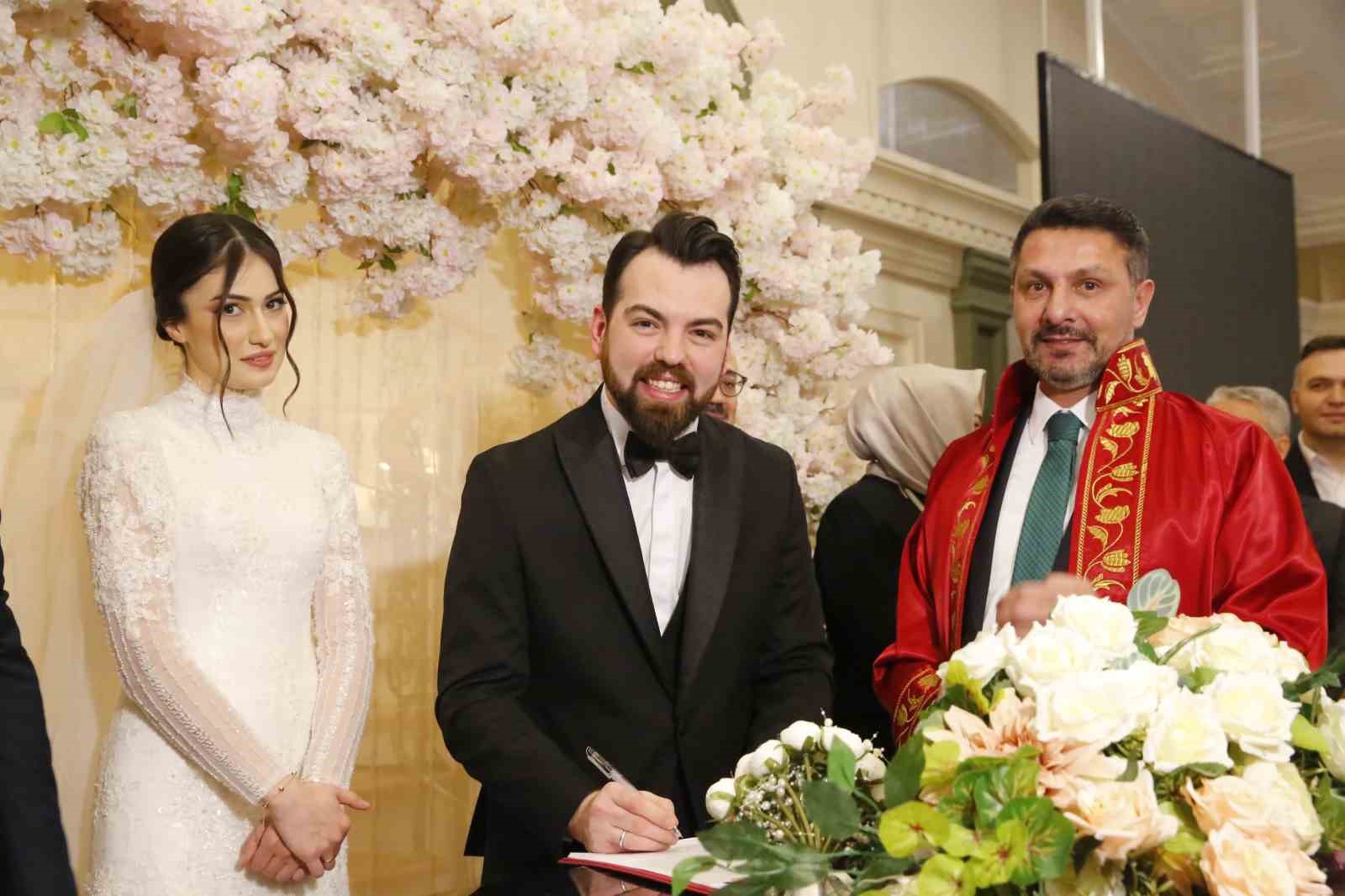 AK Partililer gençlik kolları başkanının düğününde buluştu