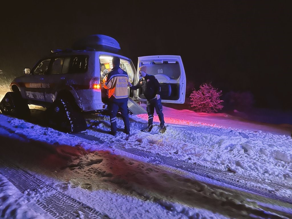 Zorlu kış şartlarında paletli ambulans ile 72 yaşındaki hastaya ulaştılar
