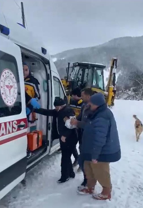 Kar nedeniyle evinin yolu kapalı olan hasta, iş makinesi ile ambulansa getirildi
