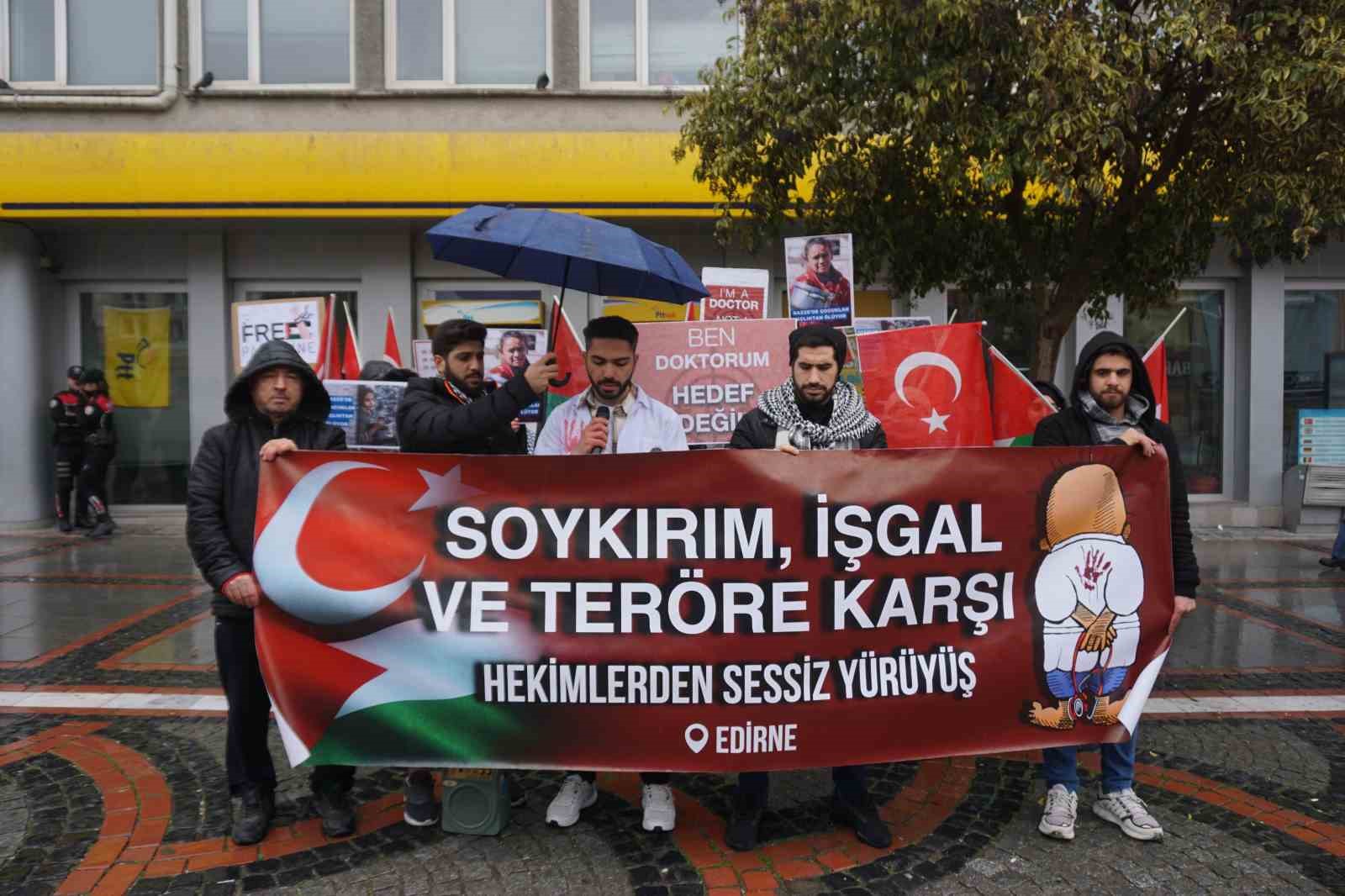 Edirne’de Tıp Fakültesi öğrencilerinden yağmur altında sessiz yürüyüş