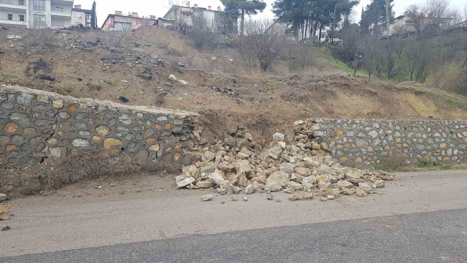 Heyelan için çekilen istinat duvarı çöktü
