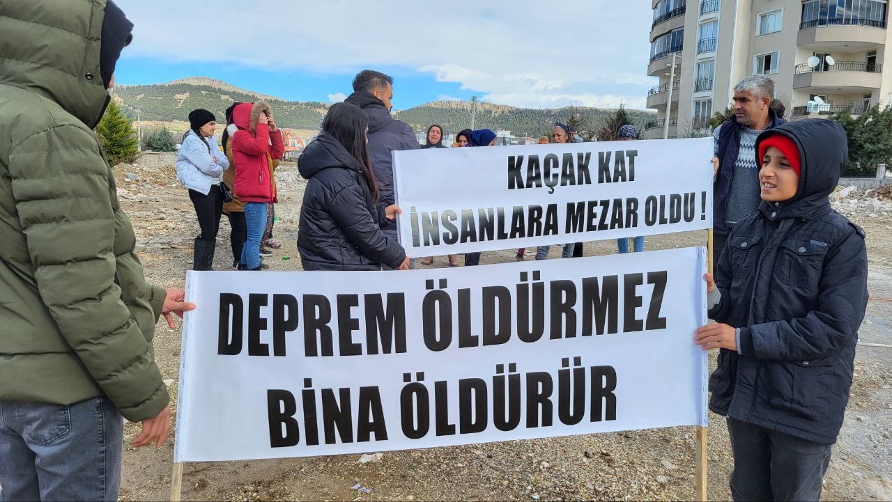 32 kişinin hayatını kaybettiği binanın m&uuml;teahhidine tepki
