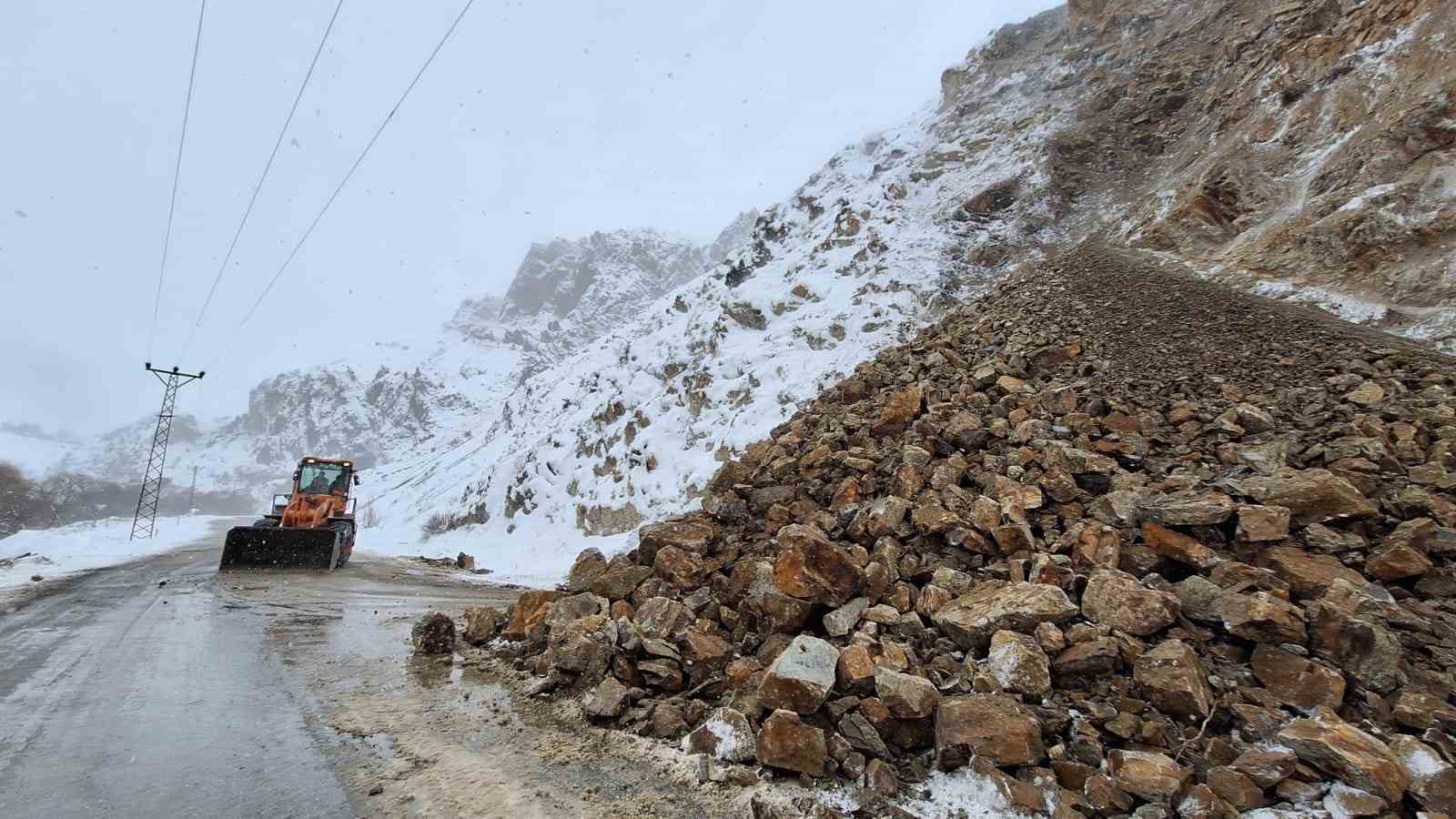 Tunceli’de heyelan