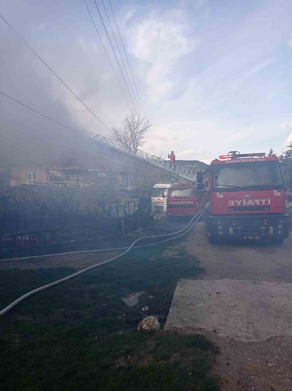 Burdur&rsquo;da m&uuml;stakil ev &ccedil;ıkan yangında k&uuml;l oldu
