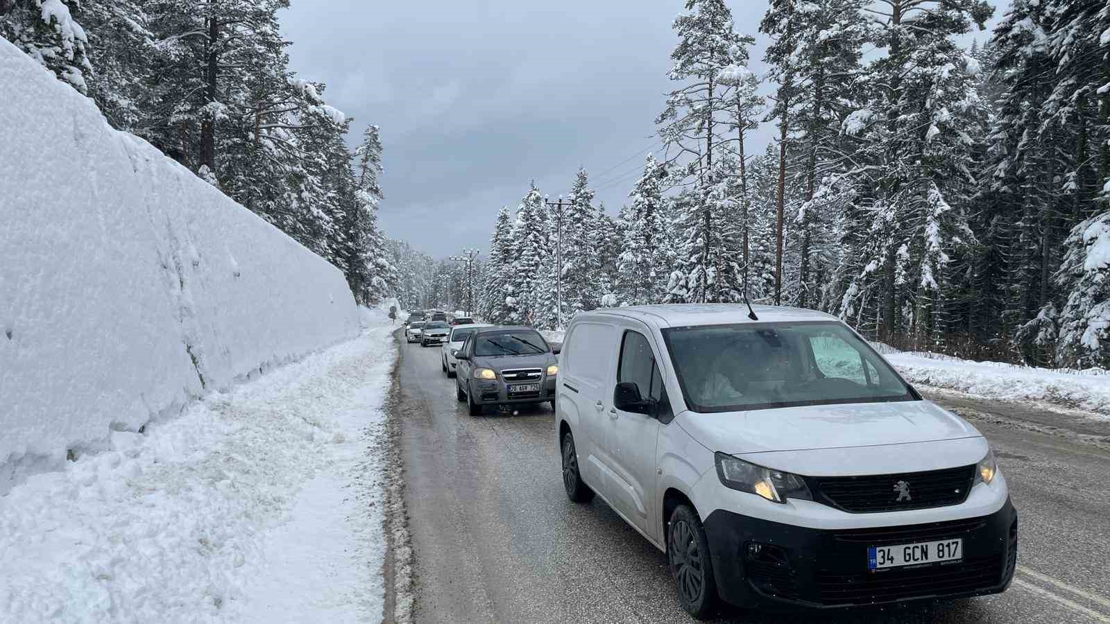 Kar yağdı, tatilciler Abant’a akın etti 