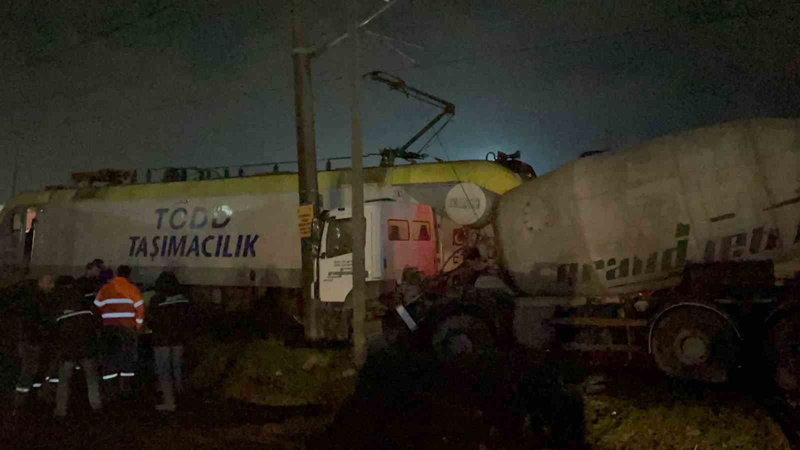 Tekirdağ’da yolcu treni beton mikseri ile çarpıştı