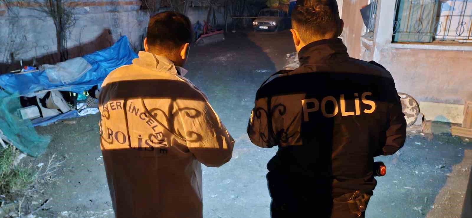 Yaşlı adam evinin bah&ccedil;esinde &ouml;l&uuml; bulundu
