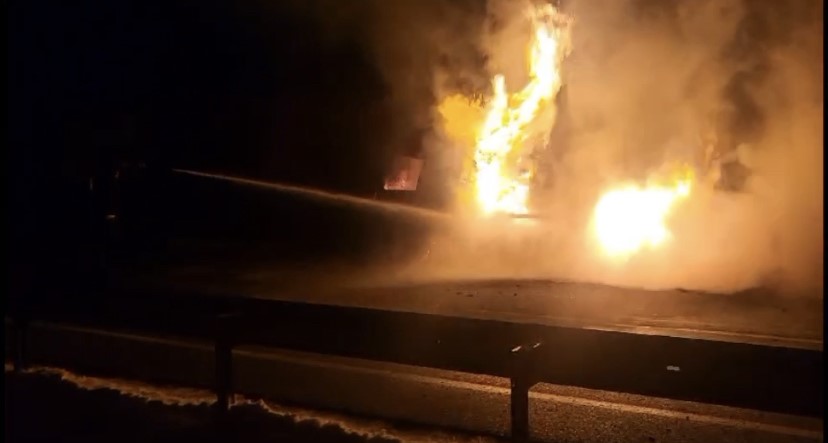 3 tırın karıştığı zincirleme kazada bir tır alev aldı: 3 yaralı
