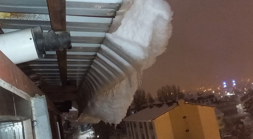 &Ccedil;atılardaki buz sarkıtları ve kar birikintisi tehlike sa&ccedil;ıyor
