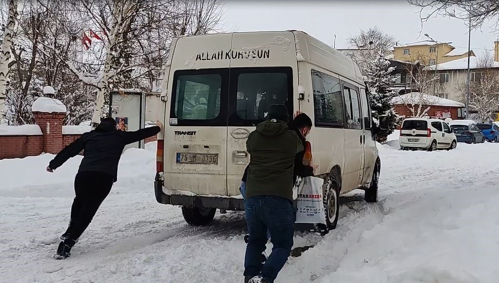 Ardahan’da kar hayatı felç etti
