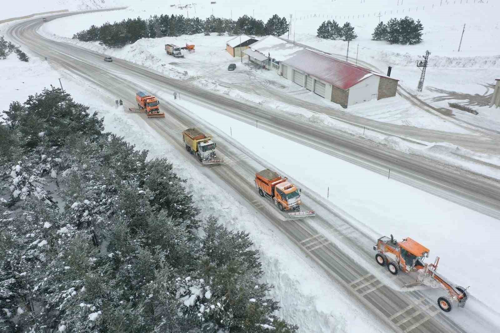 Erzincan’da kardan kapanan 375 köy yolu ulaşıma açıldı