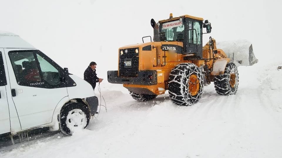 Bayburt’ta kardan kapanan köy yolları yeniden ulaşıma açıldı