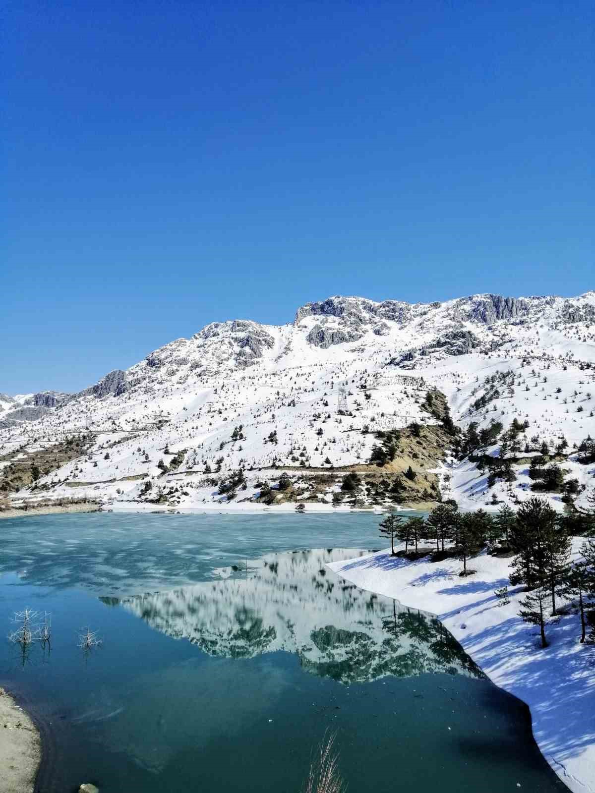 Değirmendere G&ouml;leti&rsquo;nin y&uuml;zeyi buzla kaplandı
