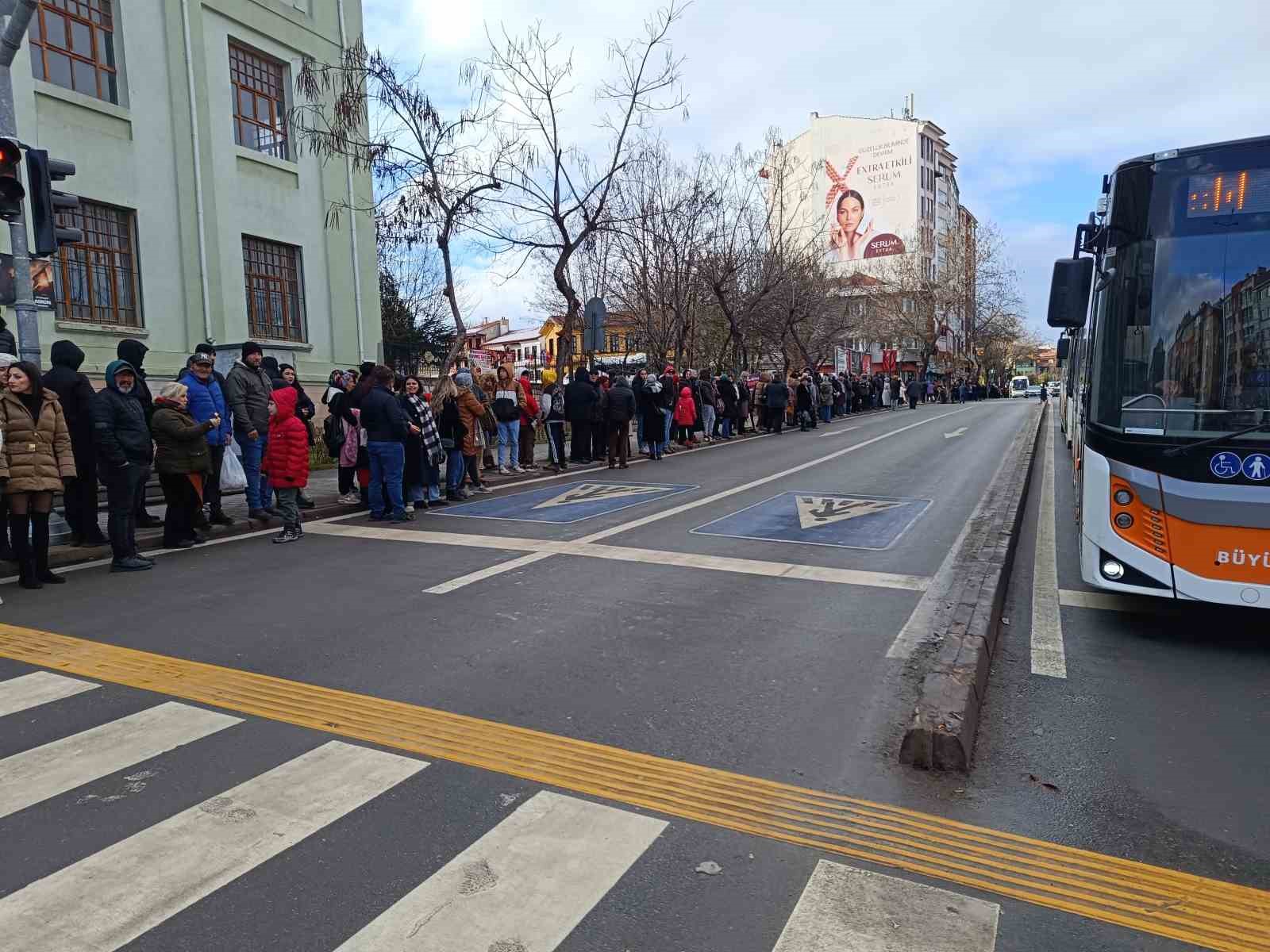 Yüzlerce vatandaş Sivrihisar Dövme Sucuk Festivali’ne gitmek için sıraya girdi