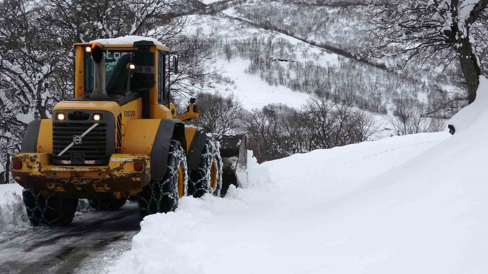Bing&ouml;l&rsquo;de &ccedil;etin kış y&uuml;z&uuml;n&uuml; g&ouml;sterdi, ekipler k&ouml;y yollarının a&ccedil;ılması i&ccedil;in seferber oldu
