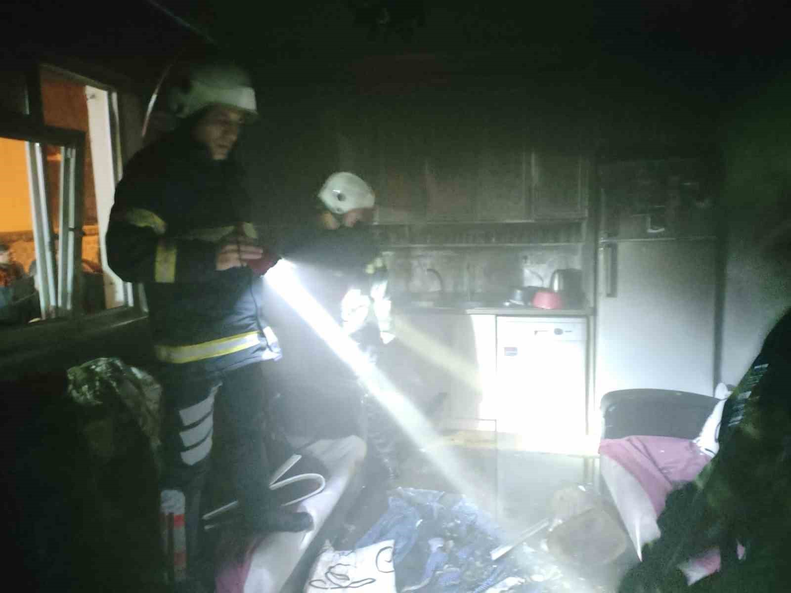 K&ouml;y evinde &ccedil;ıkan yangın b&uuml;y&uuml;meden s&ouml;nd&uuml;r&uuml;ld&uuml;
