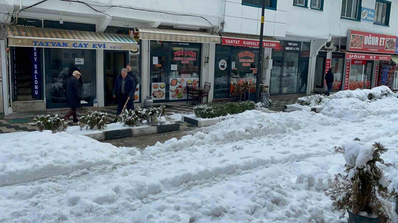 Tatvan Belediyesi kar temizlemede sınıfta kaldı
