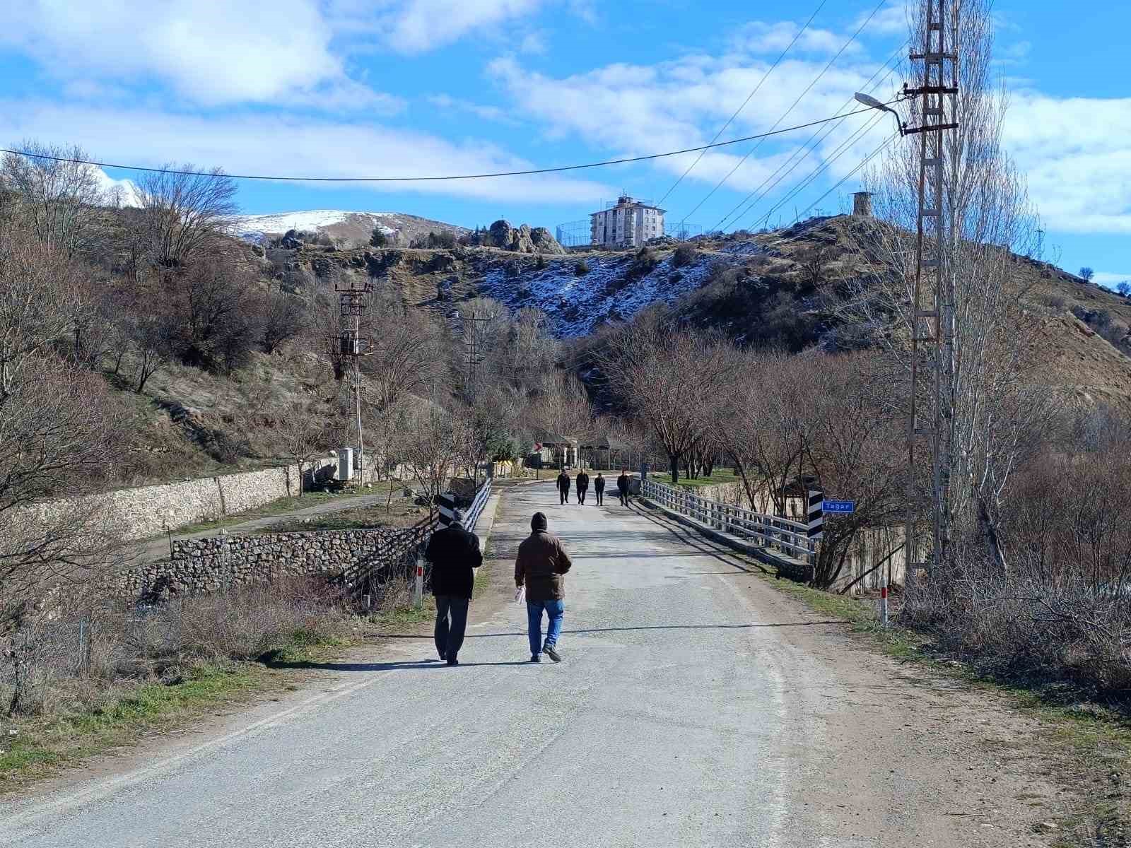 Çemişgezek ilçesinde kar mutluluğu kısa sürdü