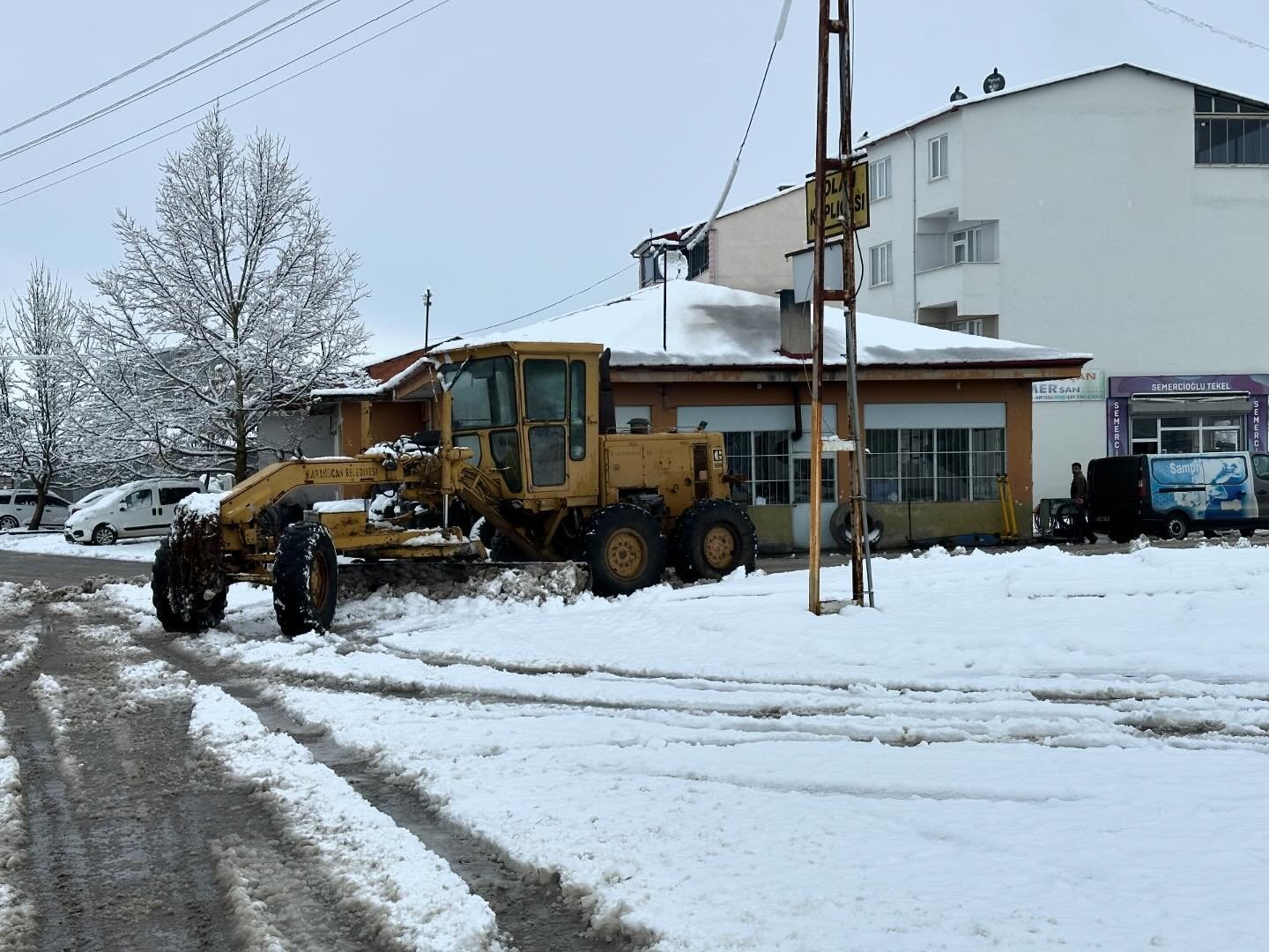 Karako&ccedil;an il&ccedil;esinde karla m&uuml;cadele &ccedil;alışması s&uuml;r&uuml;yor
