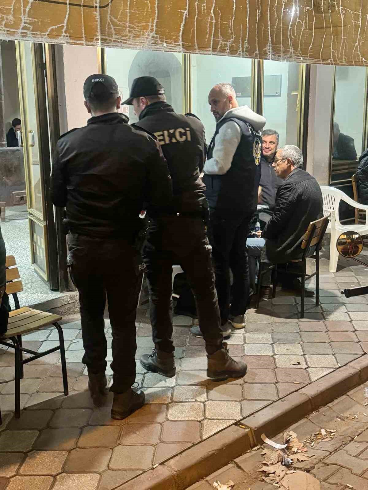 Balıkesir&rsquo;de polis 15 aranan şahsı g&ouml;zaltına aldı
