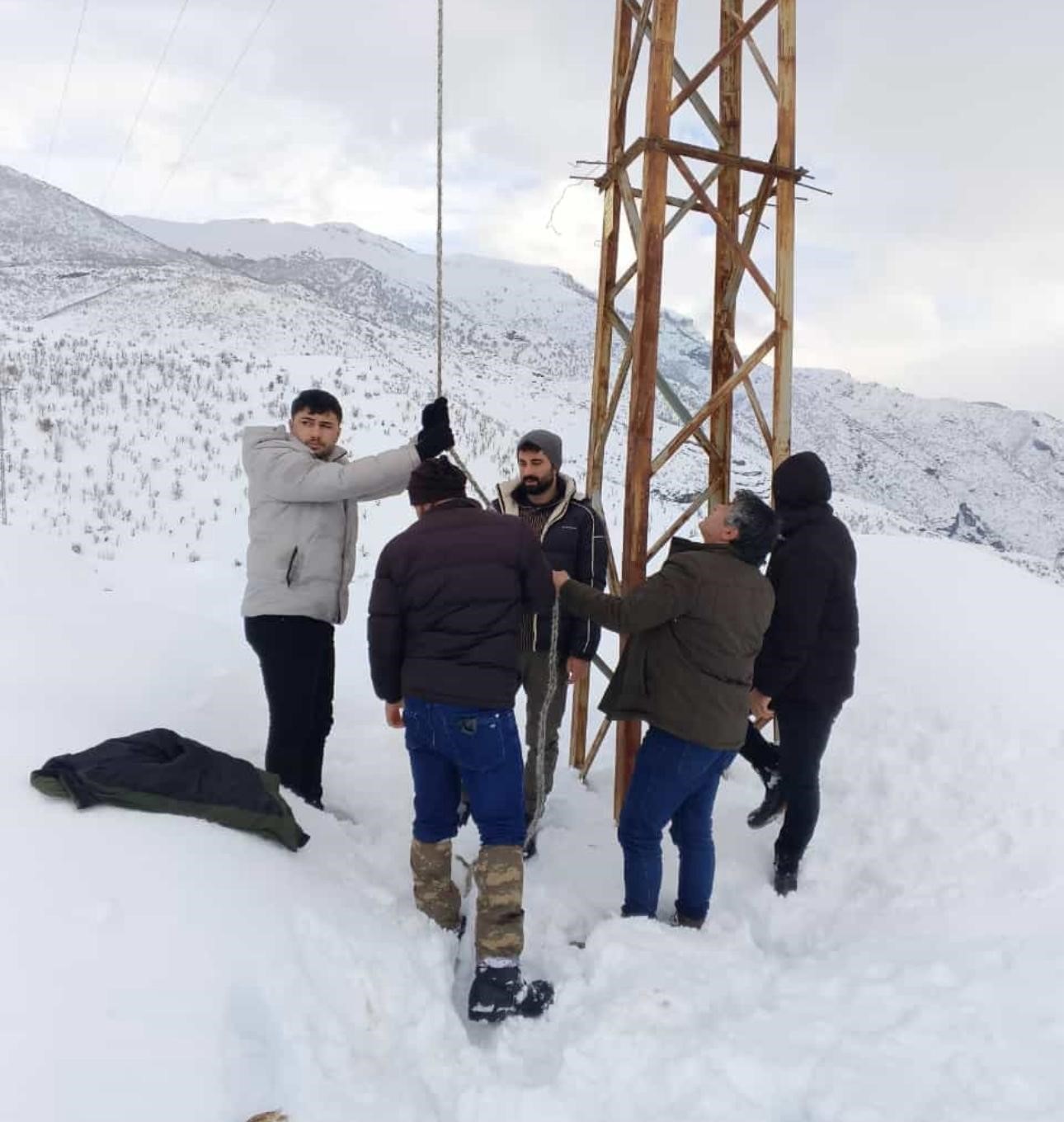 Şırnak&rsquo;ta elektrik arızasının giderilmesi i&ccedil;in k&ouml;yl&uuml;ler ekiplere yardımcı oldu
