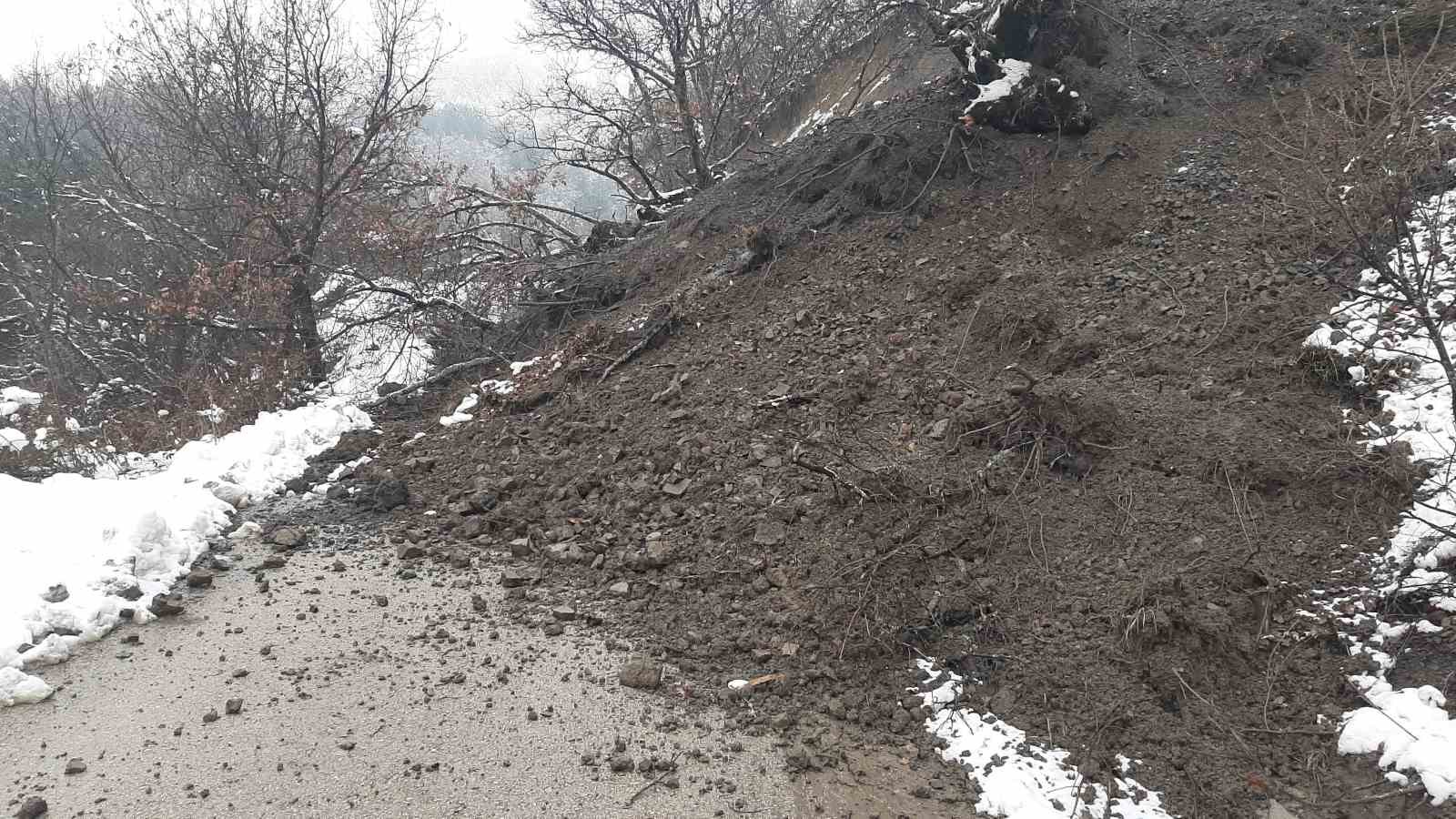 Heyelan köy yolunu ulaşıma kapattı
