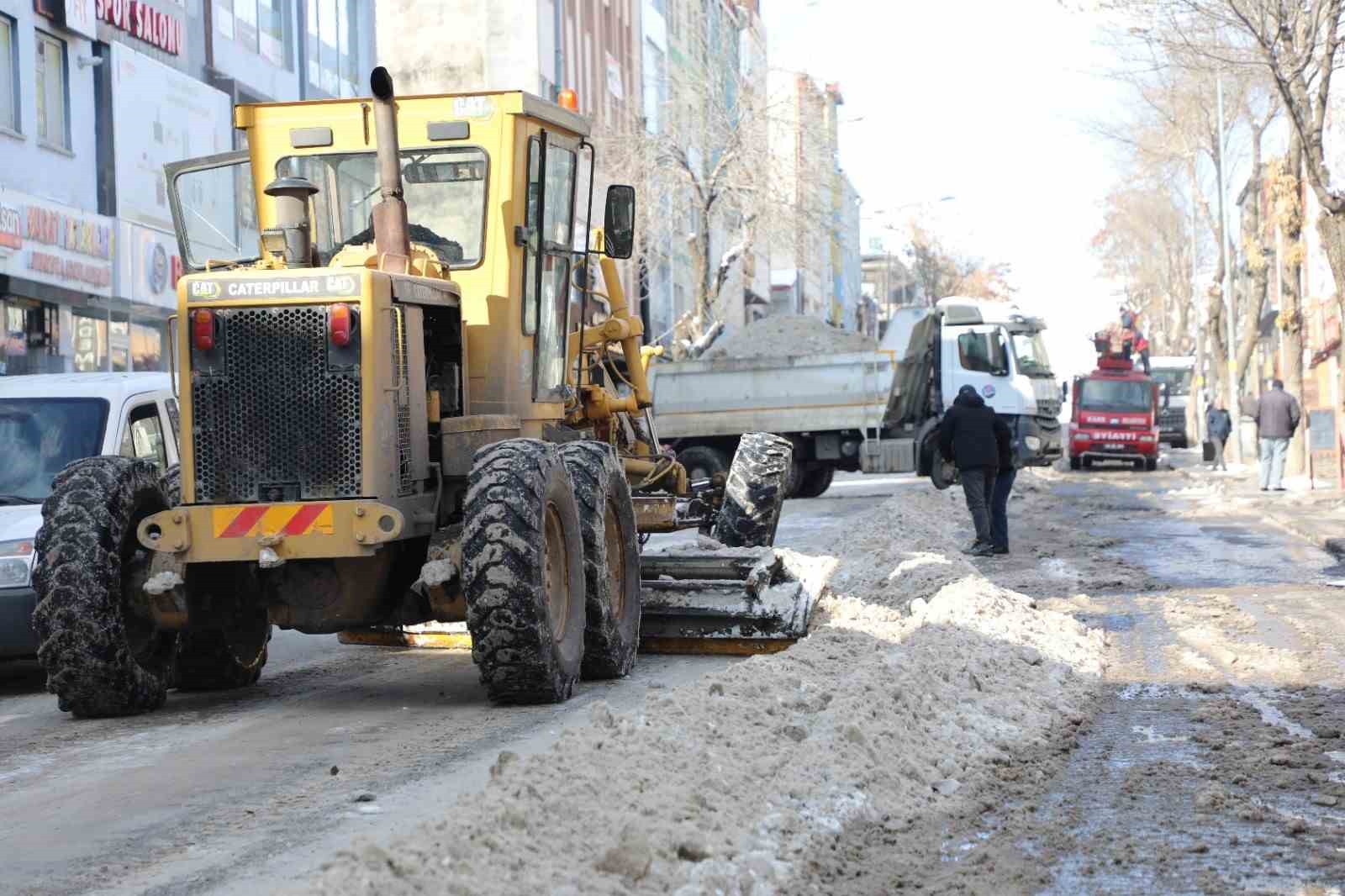 Kars’ta belediyenin karla mücadele mesaisi başladı