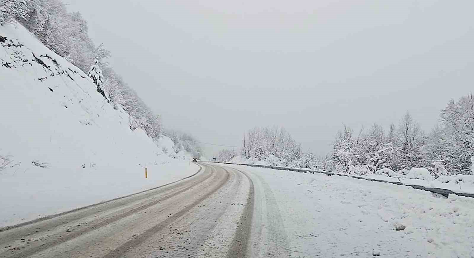 Kastamonu’nun yüksek kesimlerinde yoğun kar yağışı etkili oluyor

